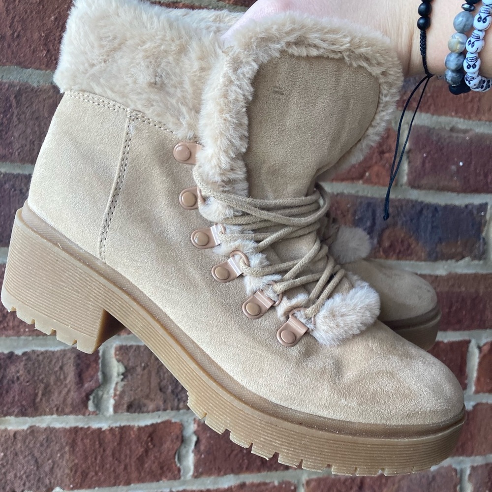 Light brown Fur-lined booties w/ chunky rubber heel Size: 7.5
